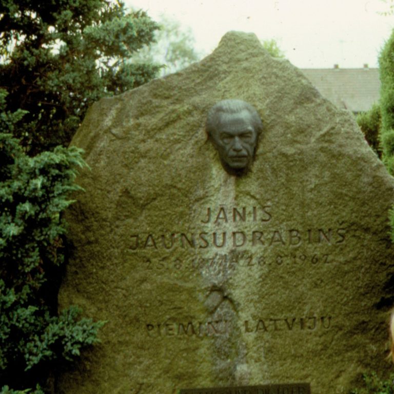 Foto: Texaner, CC BY-SA 3.0, Wikimedia Commons Zenta Mauriņa am Schreibtisch in Bad Krozingen (1967)